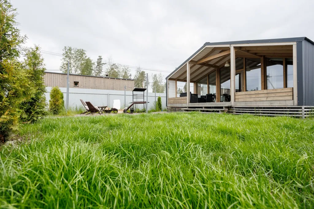 Загородный дом у леса и конюшни