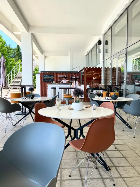 Апартамент с видом на море в жилом комплексе с бассейном