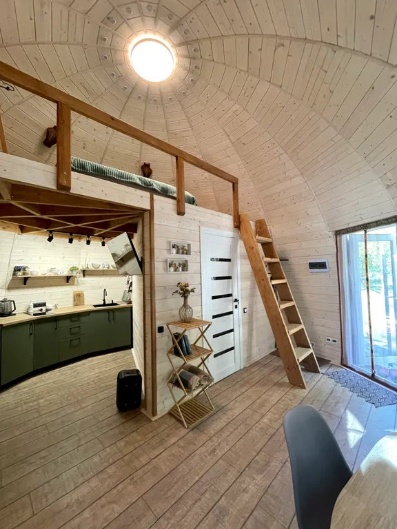 Уникальный купольный дом среди хвойного леса