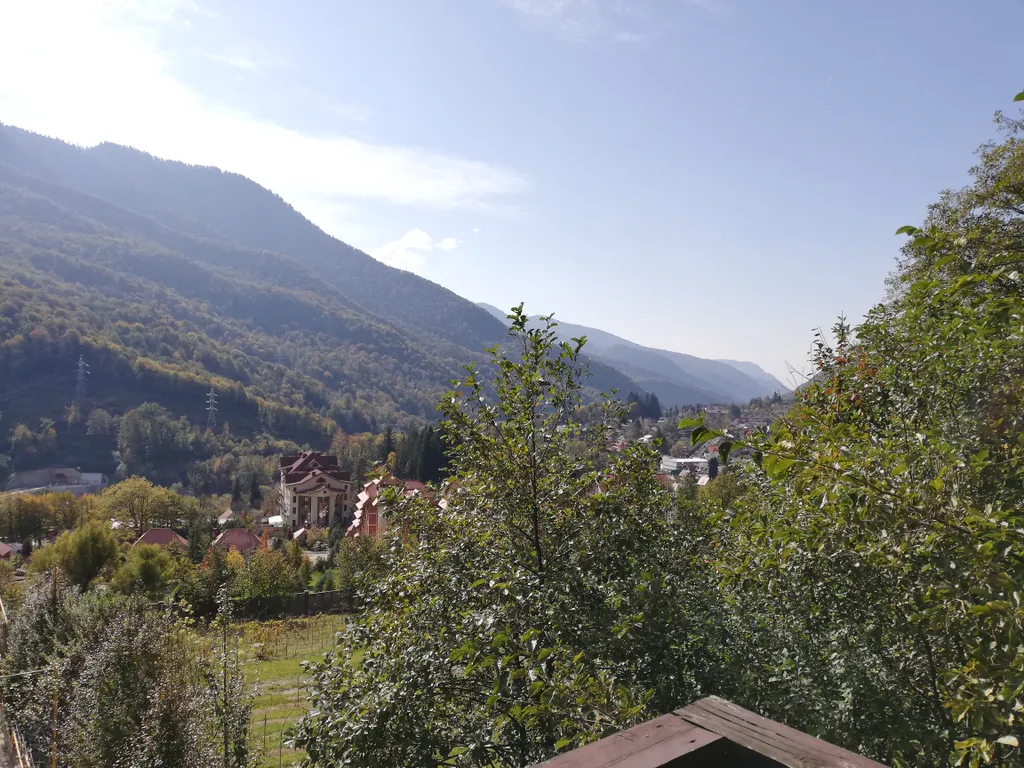 Студия с видом на горы и балконом