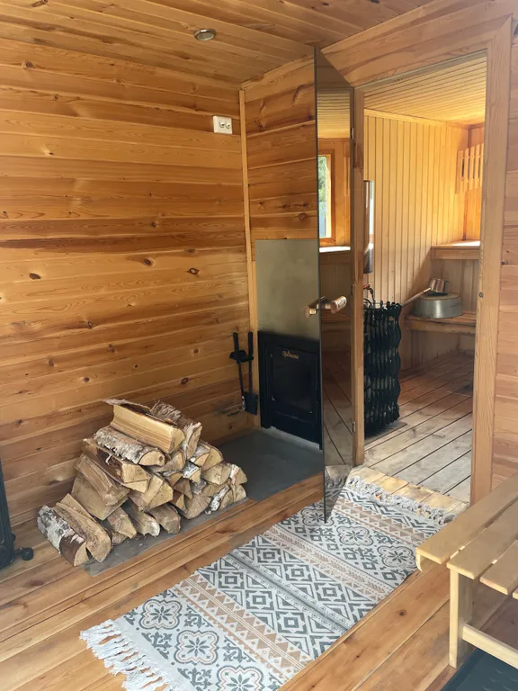 Дом с баней и купелью у леса