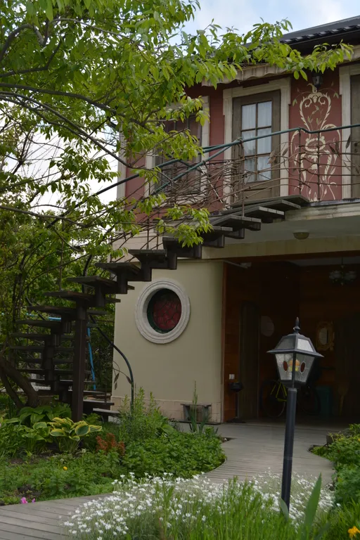 Дом с верандой в саду