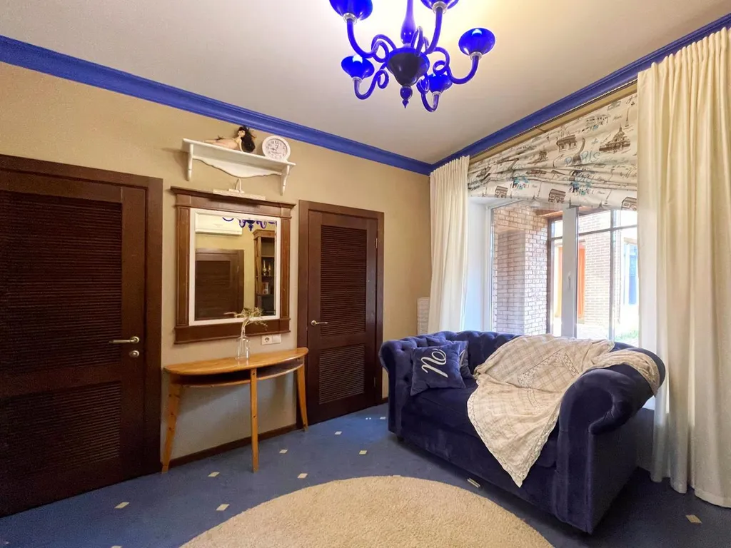 Уютный коттедж в городе со своим озером на территории