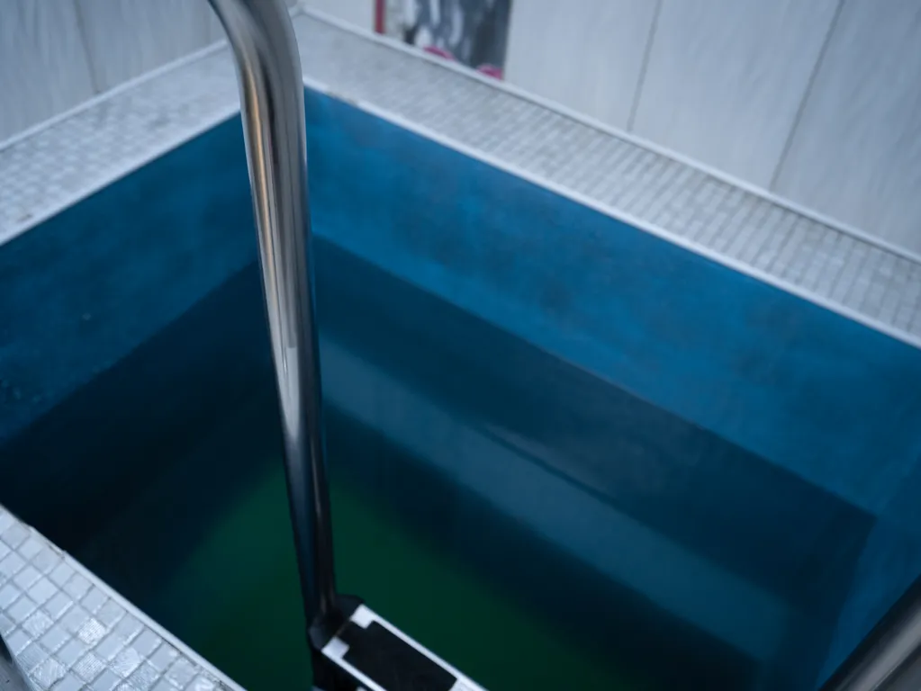 Двухэтажный срубовый гостевой домик с русской баней на дровах и купель