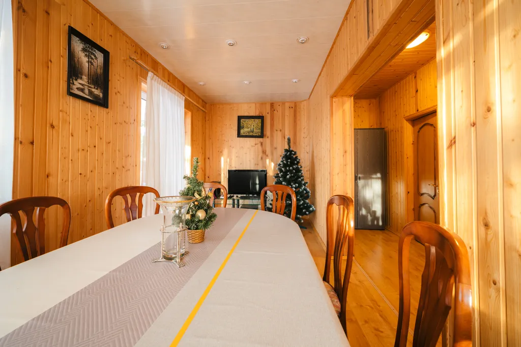 Дом на пруду с камином и караоке