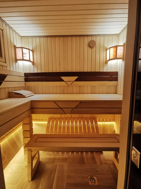 Дом с финской сауной внутри дома с большой беседкой и барбекю