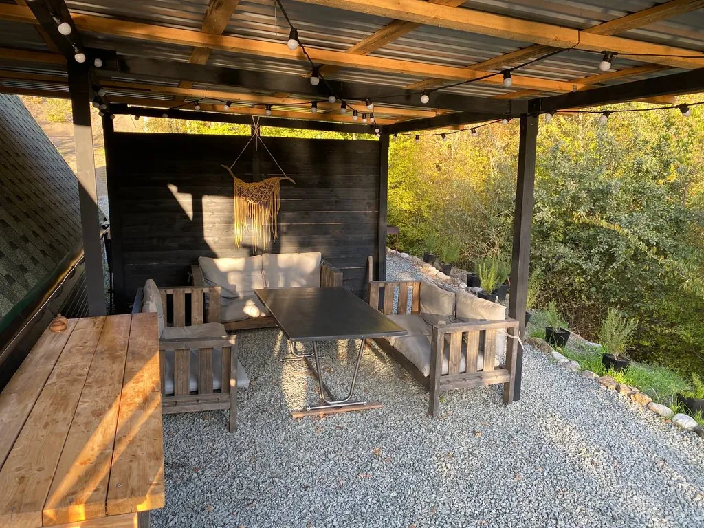 Дом-шалаш у озера