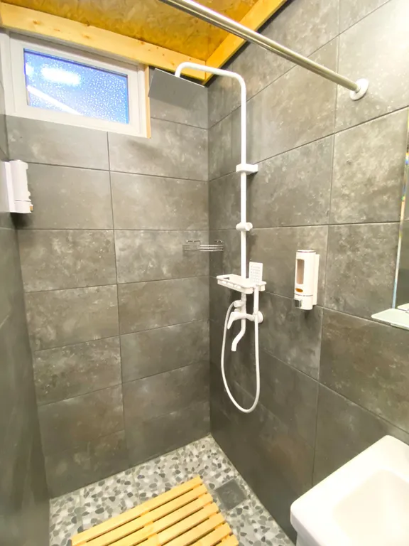 Дом с подогреваем бассейном, зоной отдыха в самом центре Новороссийска