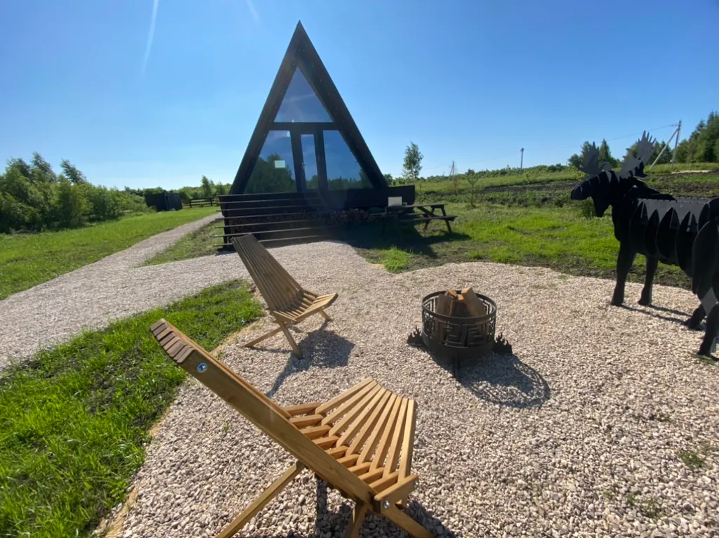 Уникальный треугольный дом в лесу Sky