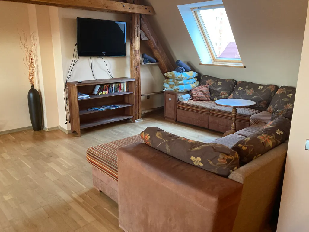 Квартира Апартаменты с тремя спальнями на улице Осенней в Центральном районе — Калининград