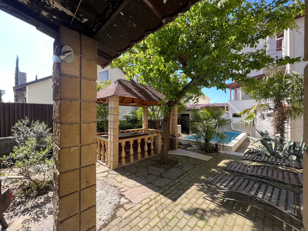 Дом с бассейном и баней