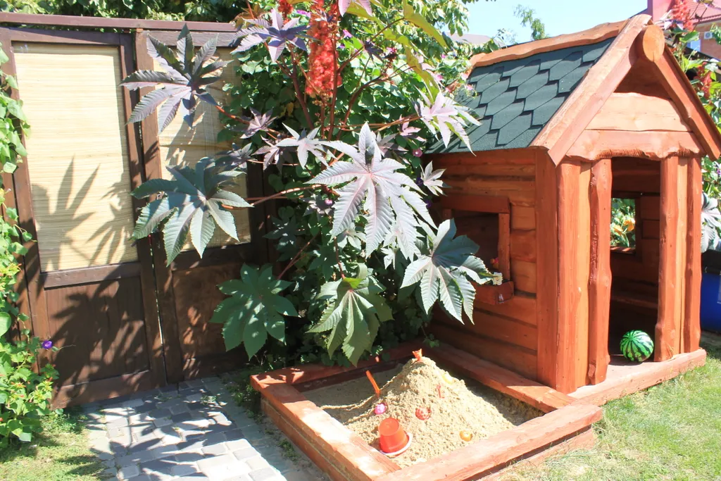 Коттеджу моря: костровая чаша камин детская территория бассейн баттут.