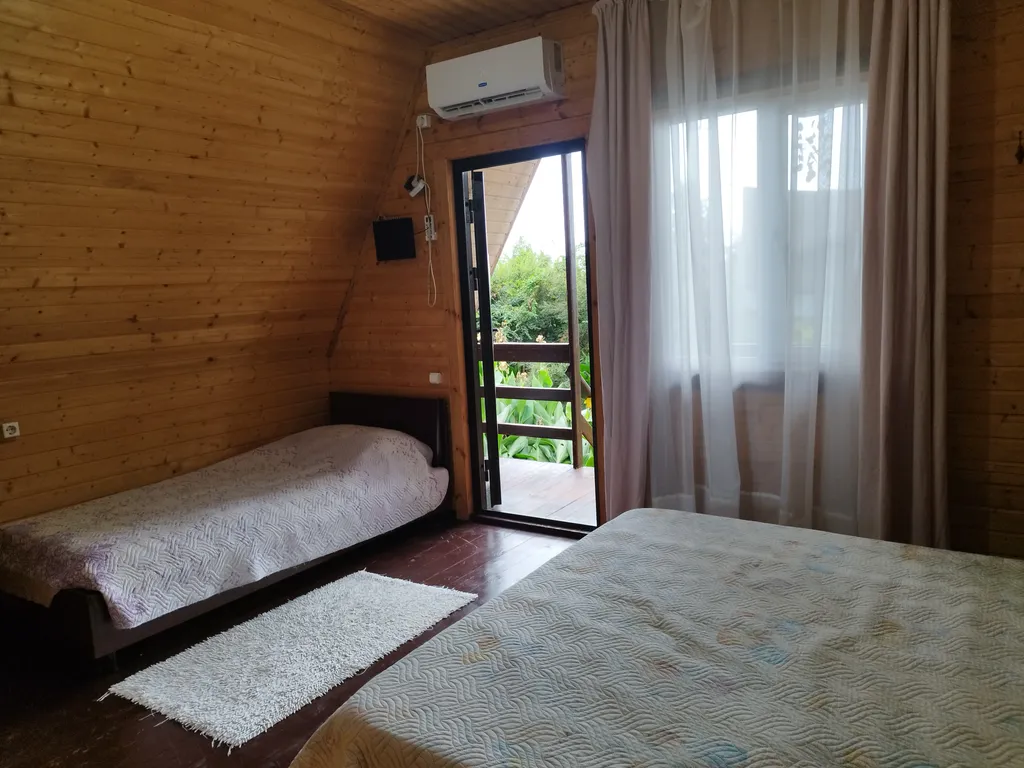 Деревянное шале с видом на море