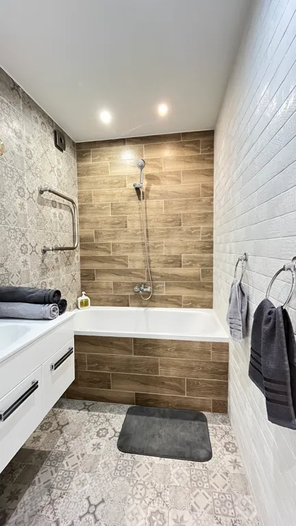 LUX-вид на озеро: светлая квартира в новом доме