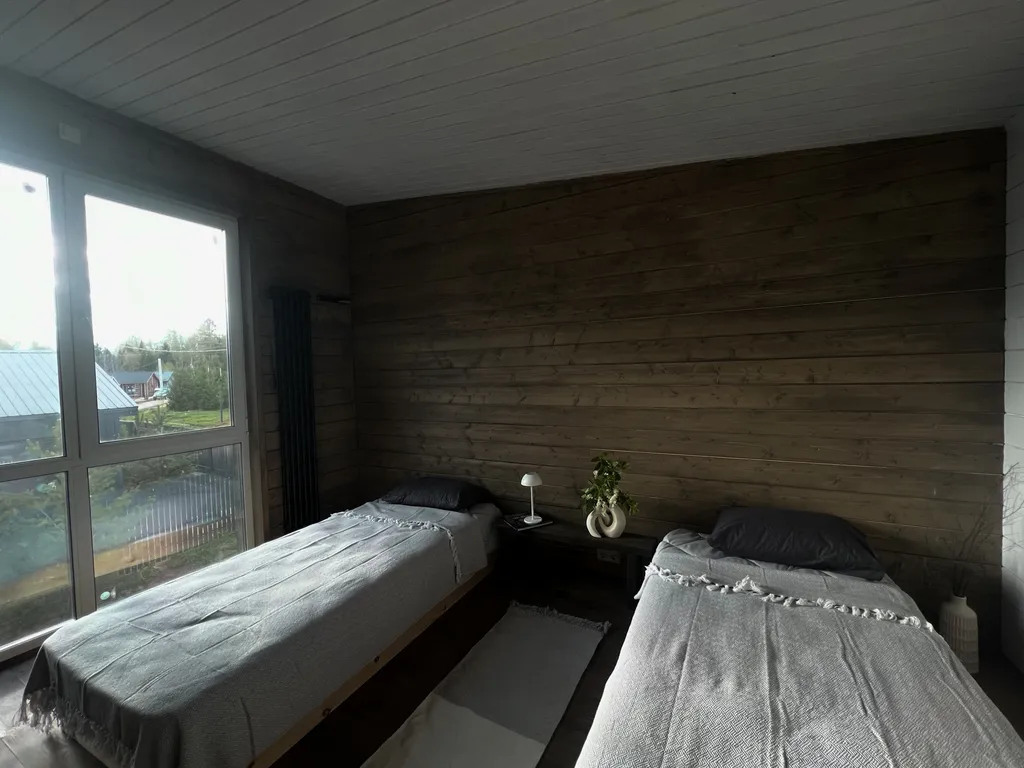 Уютный стильный новый дом с баней в окружении берёзовой рощи