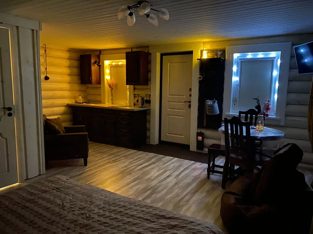 Уютный домик в лесу у пруда