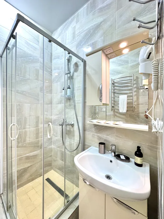 Просторная студия с террасой на первой линии