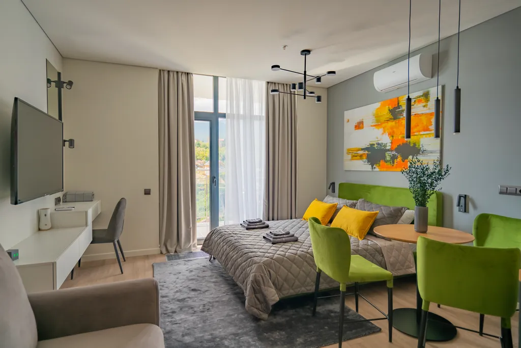 Дизайнерская студия LS-GREEN с боковым видом на море с 13 этажа