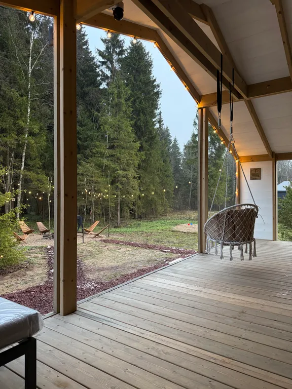 Дом с панорамным камином и видом на лес