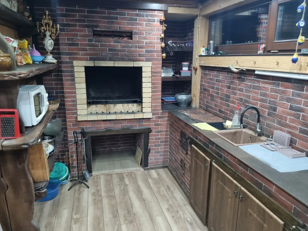 Уютный дом на берегу реки