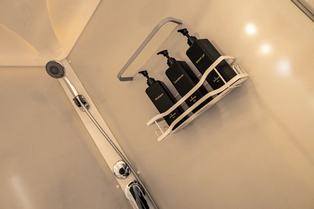 Новый стильный барнхаус с видом на лес