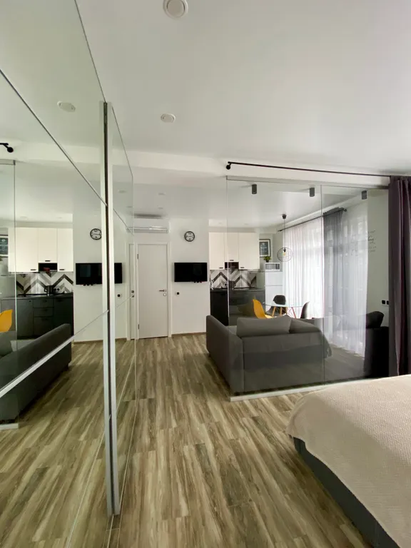 Стильная студия у моря с камином