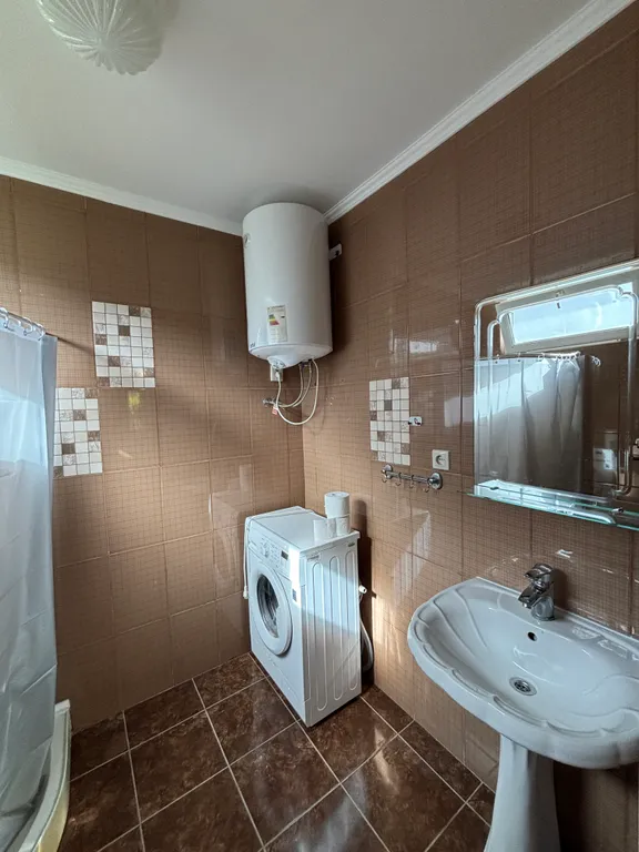 Коттедж Просторный дом в двух шагах от моря — Сухум