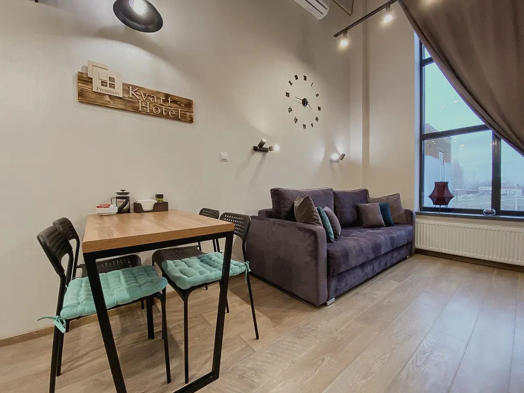 Дизайнерская двухуровневая студия с панорамными окнами