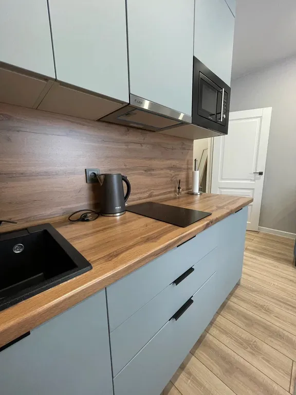 Стильная и уютная квартира с витражом на лоджии и прекрасным видом