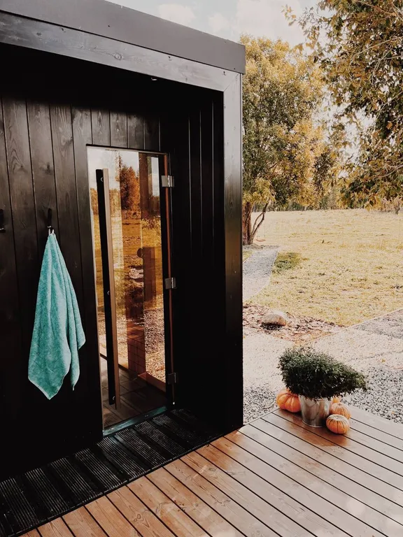 Дом в поле с лошадьми