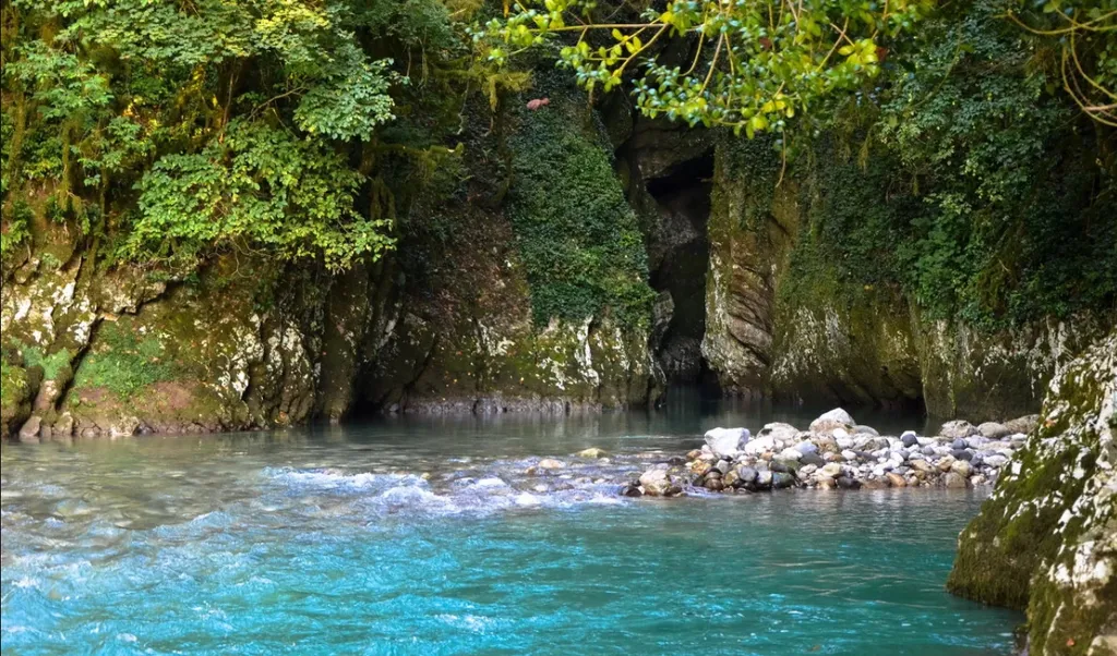Дом утепленный в тихой местности, рядом горы и река