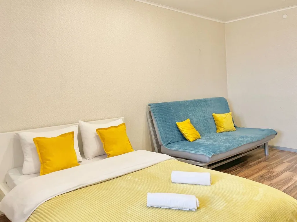 Отличная квартира с большой кроватью и диваном