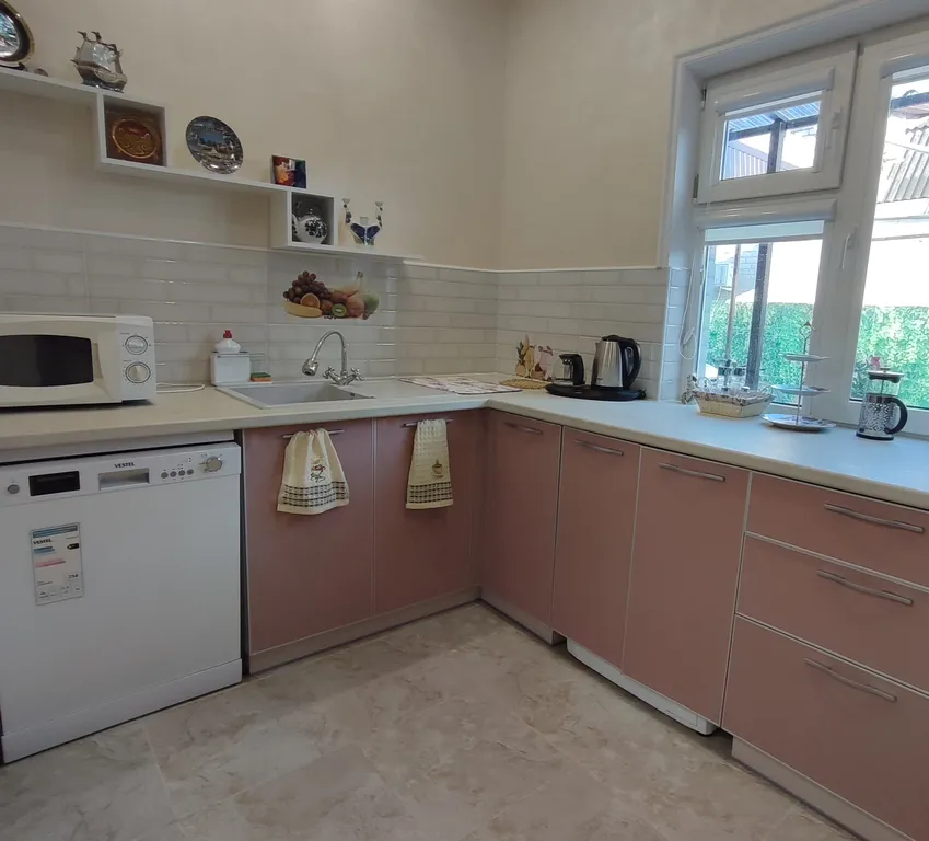 Уютный дом в частном секторе с парковой ваших машин