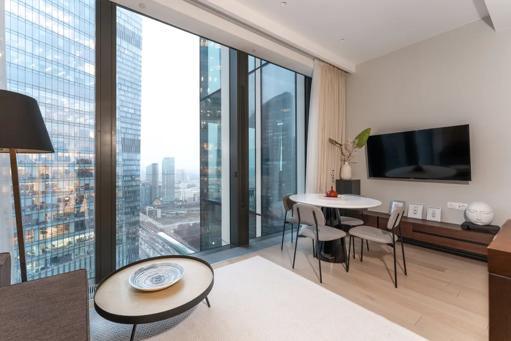 Квартира с угловой спальней и панорамной ванной комнатой