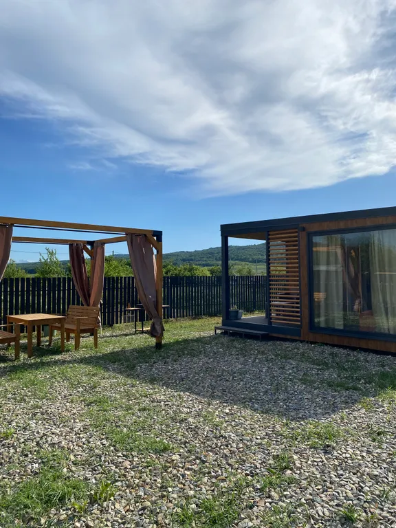 Домик с панорамными окнами и беседкой