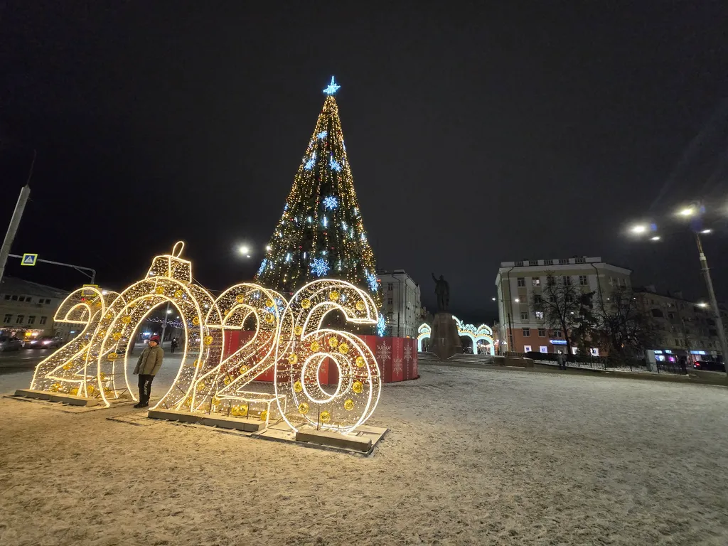Центрее не бывает! Сразу за памятником ленина в стиле есенинская русь