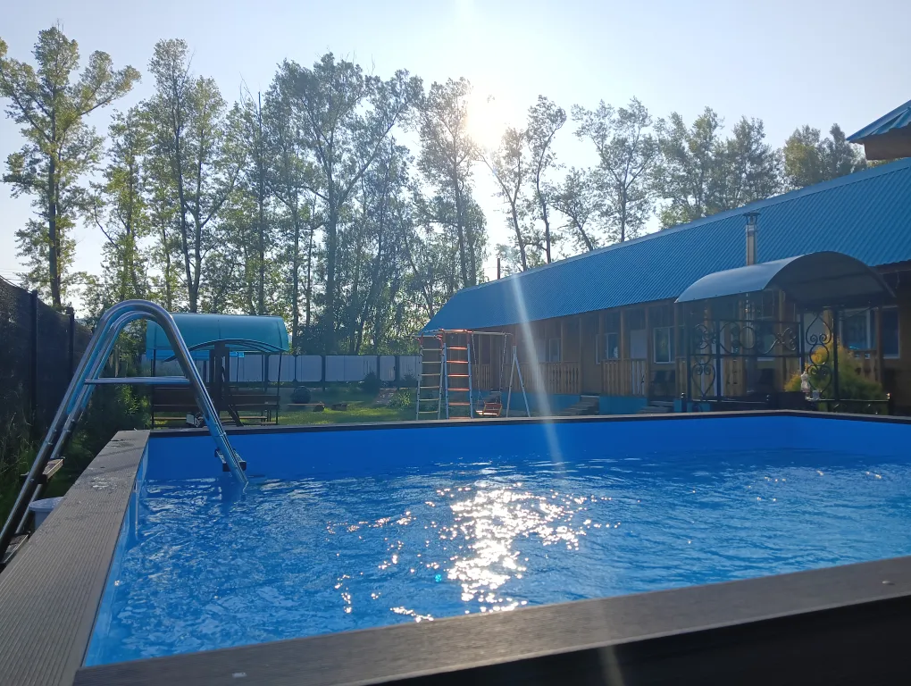 На Алтае на берегу реки Катунь