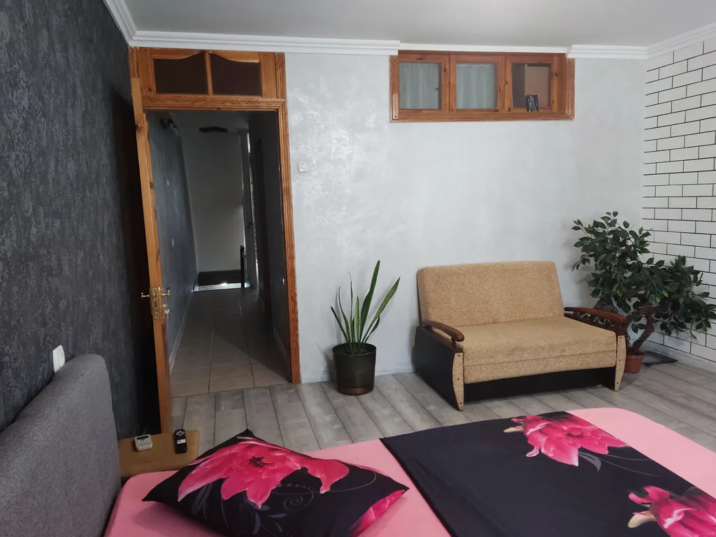 Коттедж с гаражом и двориком