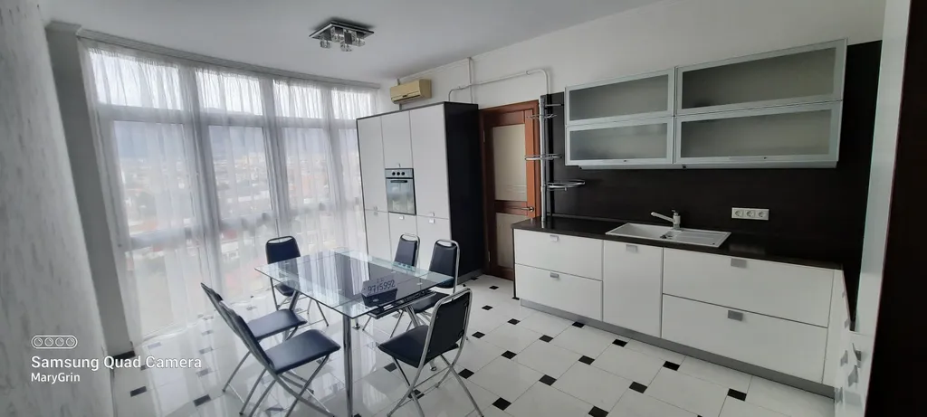 Двухкомнатные апартаменты в центре города с панорамным видом на море