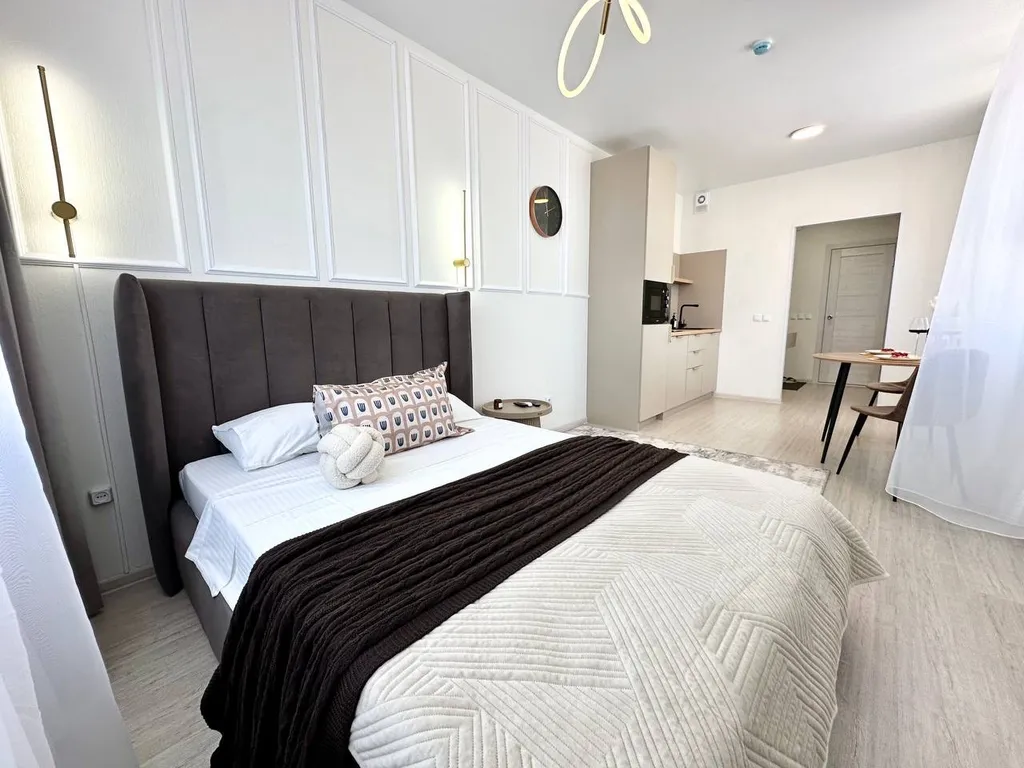 Модная студия с видом на город