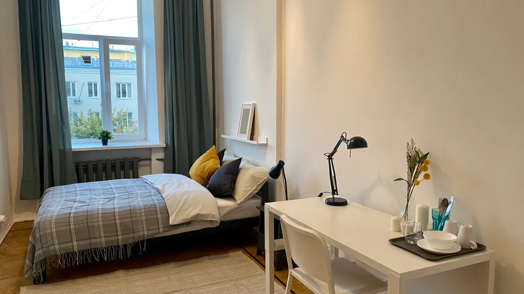 Комната с высокими потолками в центре