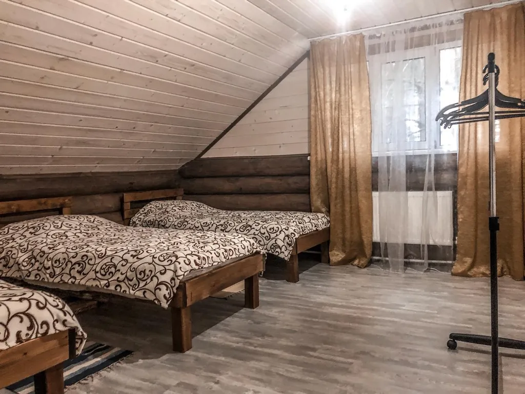 Дом в лесу на берегу реки Пра