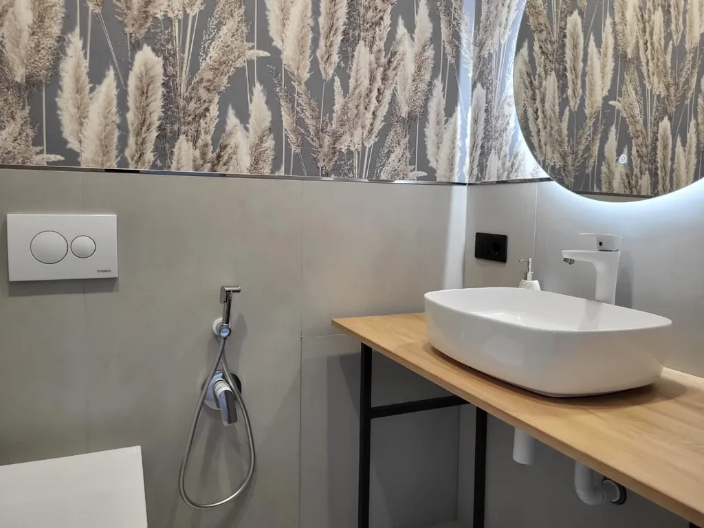 Уютный домик в стиле hi-tech на берегу реки