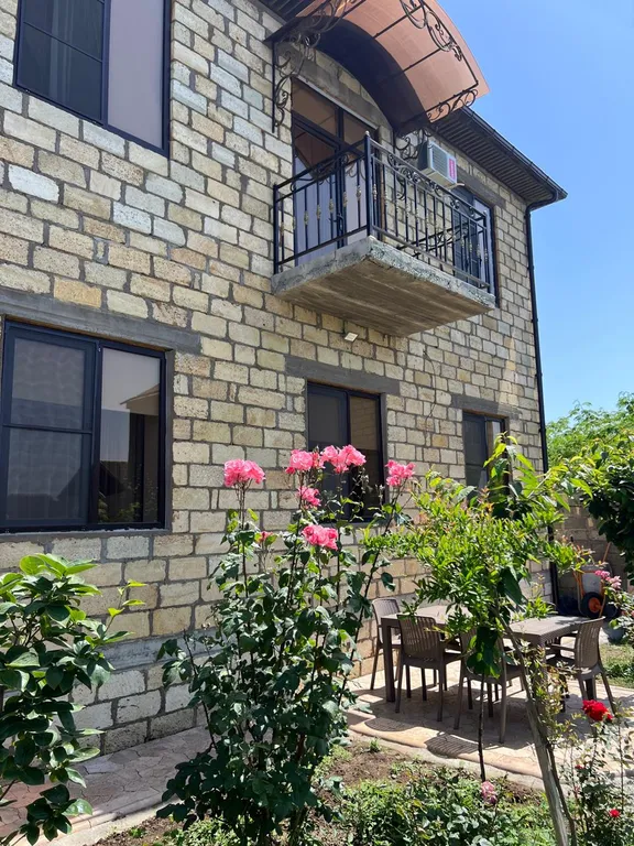 У берега моря новая уютная дача