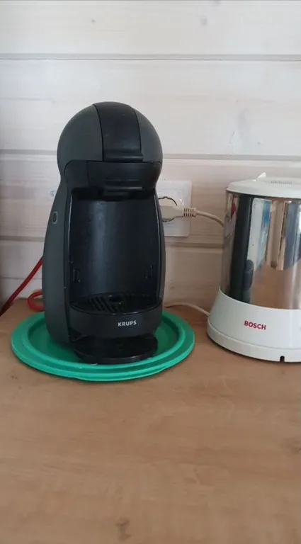 Уютный дом в жилой деревне возле реки