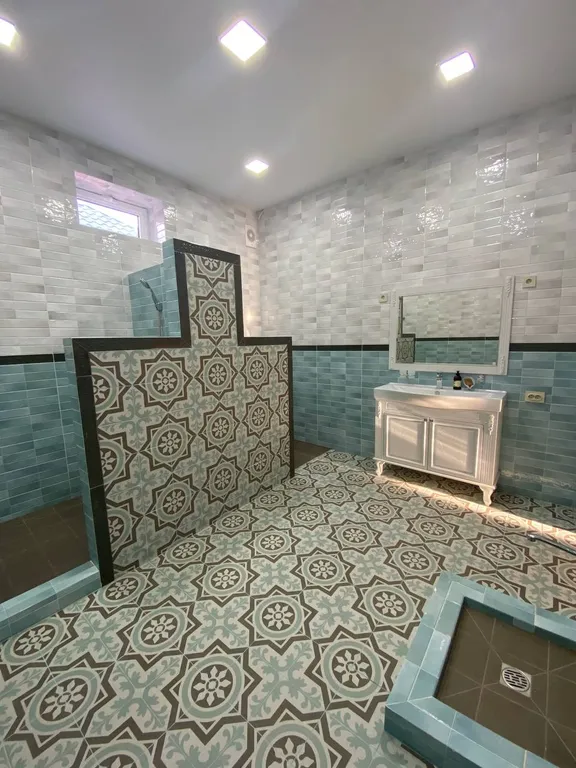 Большой и красивый дом на берегу моря