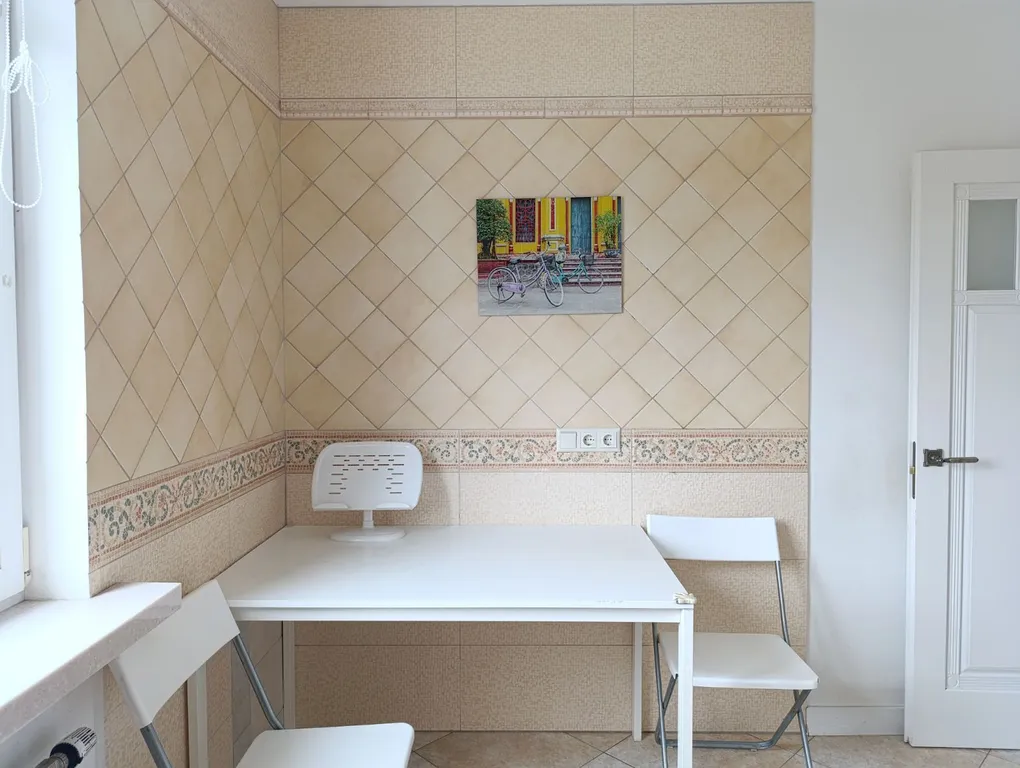 Светлая трёхкомнатная квартира у метро, 4 станции до центра, парковка