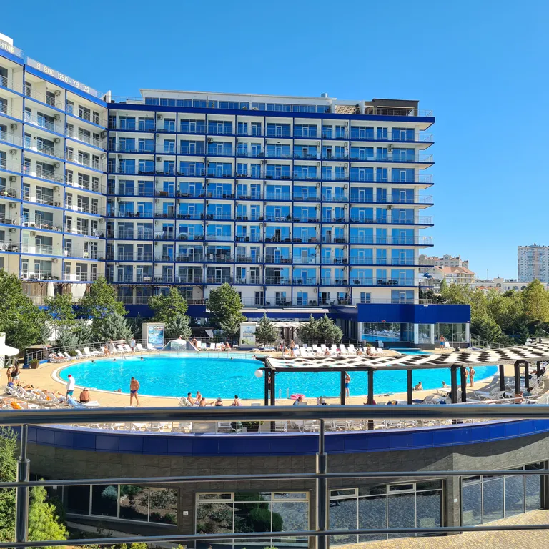 Квартира Дизайнерская квартира-студия у моря с видом на бассейн — Севастополь