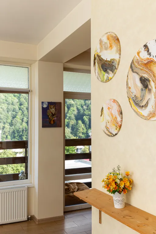 Просторная студия с видом на горы