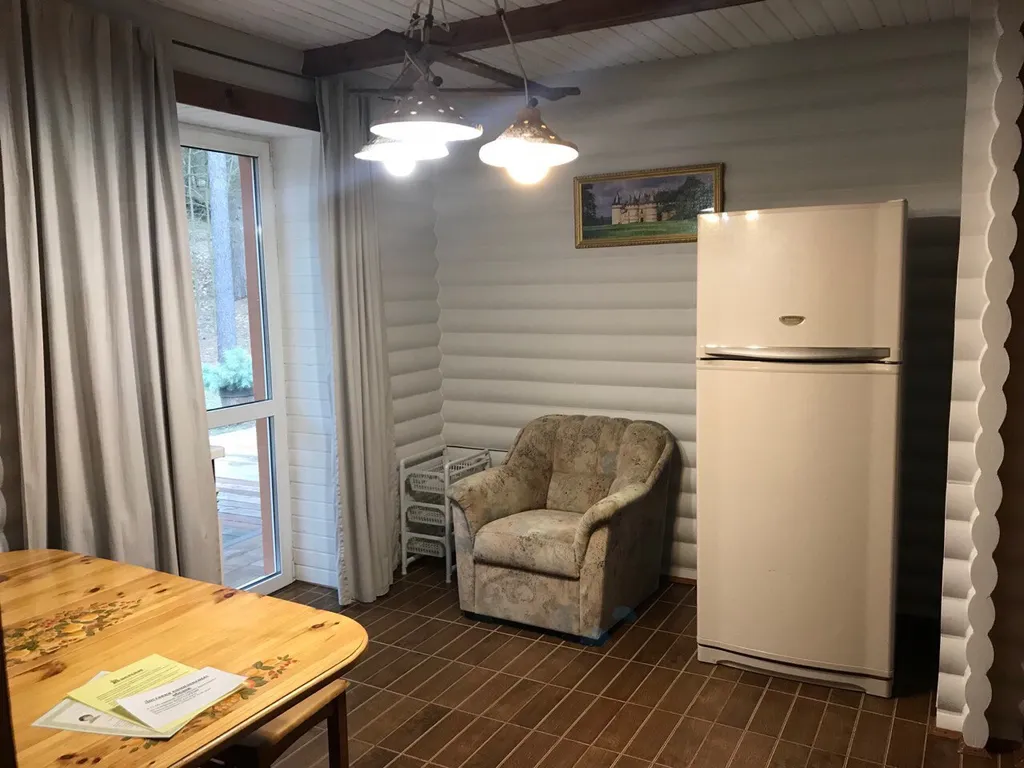 Уютный просторный номер в гостинице в сосновом лесу и на берегу озера